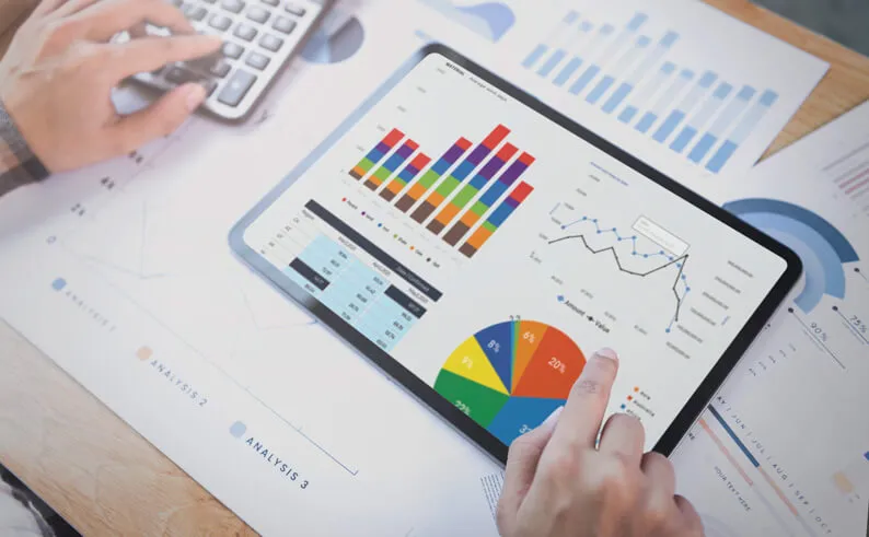 sage_intacct_powerful_financial_management man_focusing_on_screen